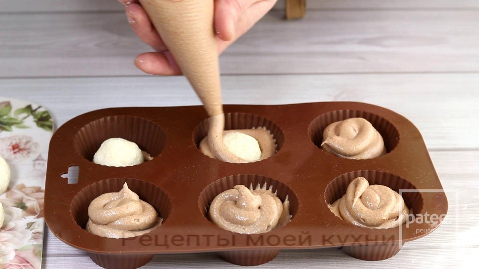 Шоколадные кексы с творожно - кокосовой начинкой - Шаг 10
