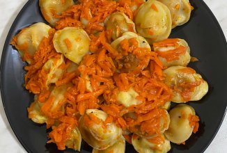 Тушеные пельмени 🥟 с морковью 🥕 и луком 🧅