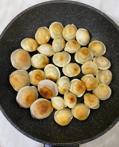 Тушеные пельмени 🥟 с морковью 🥕 и луком 🧅 - Шаг 1