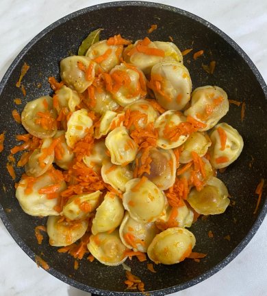 Тушеные пельмени 🥟 с морковью 🥕 и луком 🧅 - Шаг 5