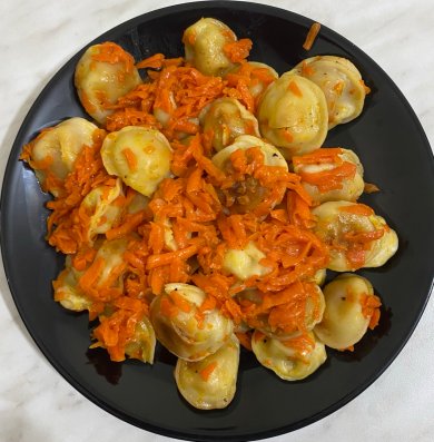 Тушеные пельмени 🥟 с морковью 🥕 и луком 🧅 - Шаг 6