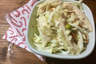 Салат с дайконом и копчёной курицей.