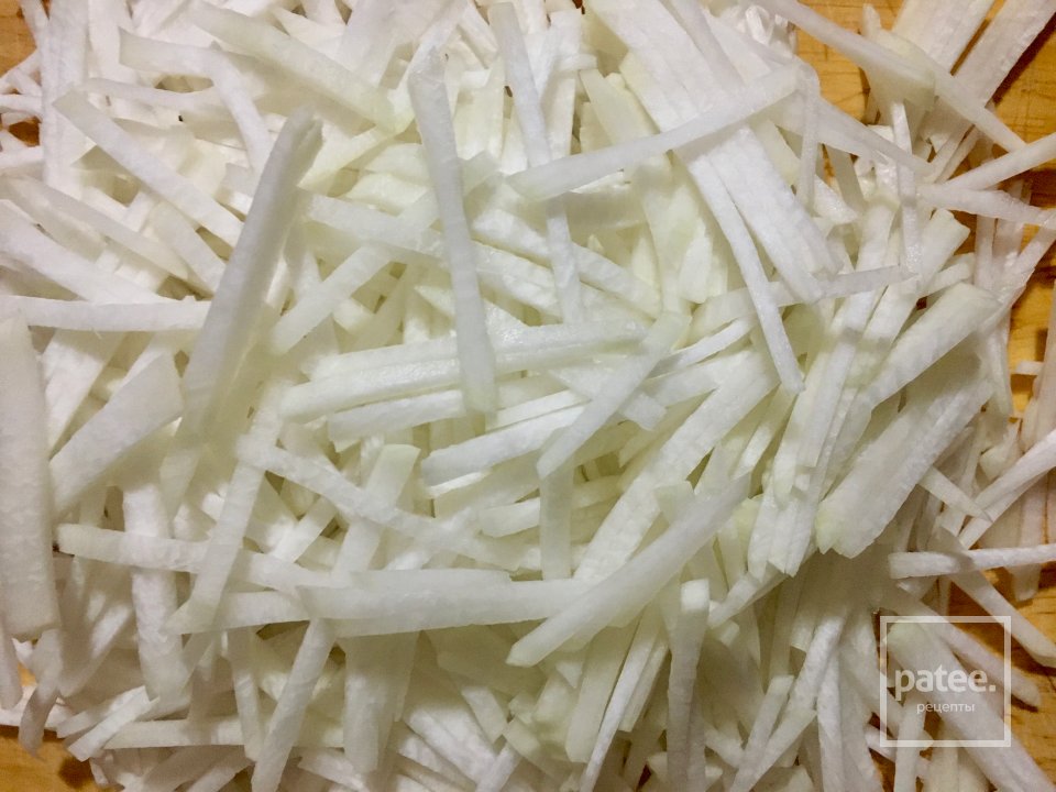 Салат с дайконом и копчёной курицей. - Шаг 1