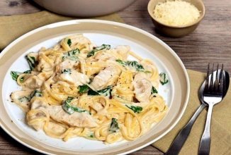 Спагетти с курицей в сметанном соусе