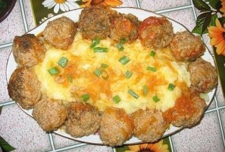 Паровые ежики с картофельным пюре в мультиварке