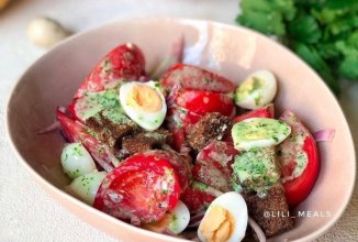 Салат с помидорами и зелёной заправкой🥗