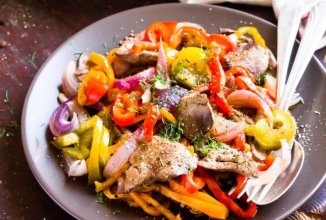 Тёплый салат с куриной печенью и овощами 🥗