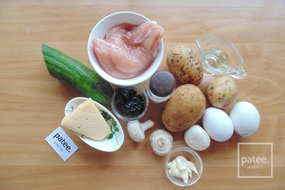 Салат с курицей, черносливом и грибами - Шаг 1