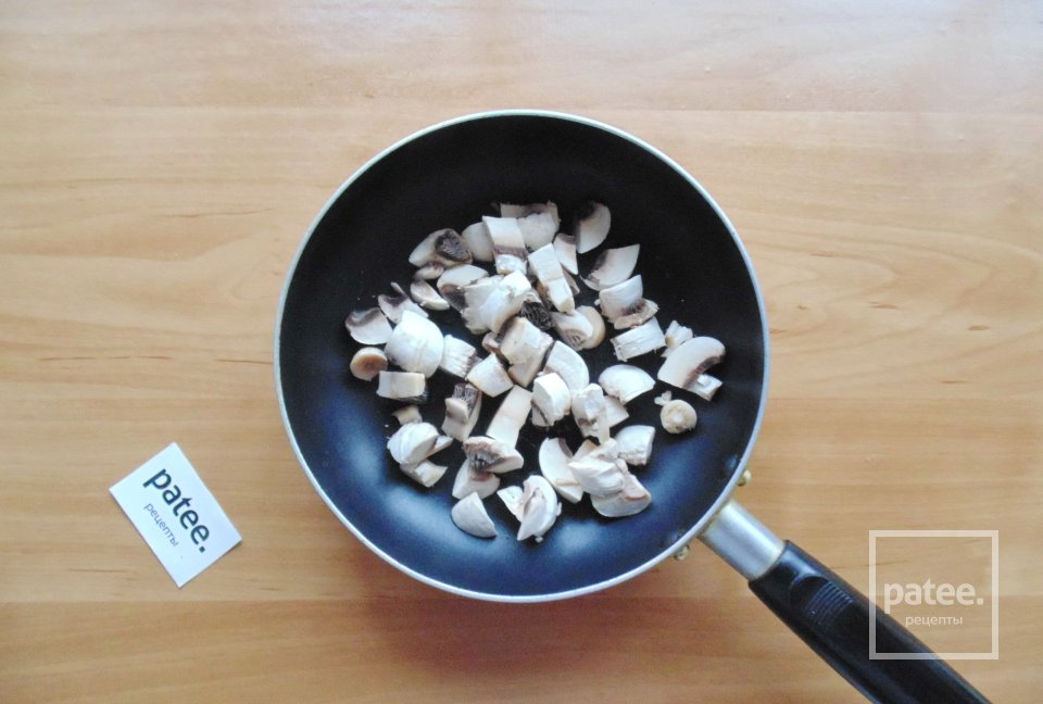 Салат с курицей, черносливом и грибами - Шаг 2