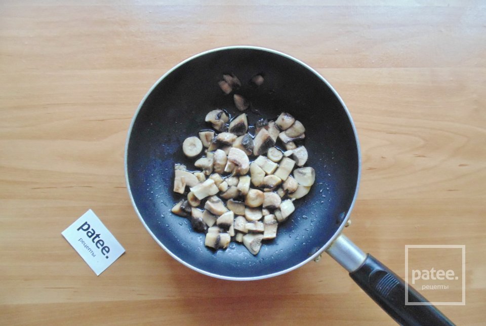 Салат с курицей, черносливом и грибами - Шаг 3