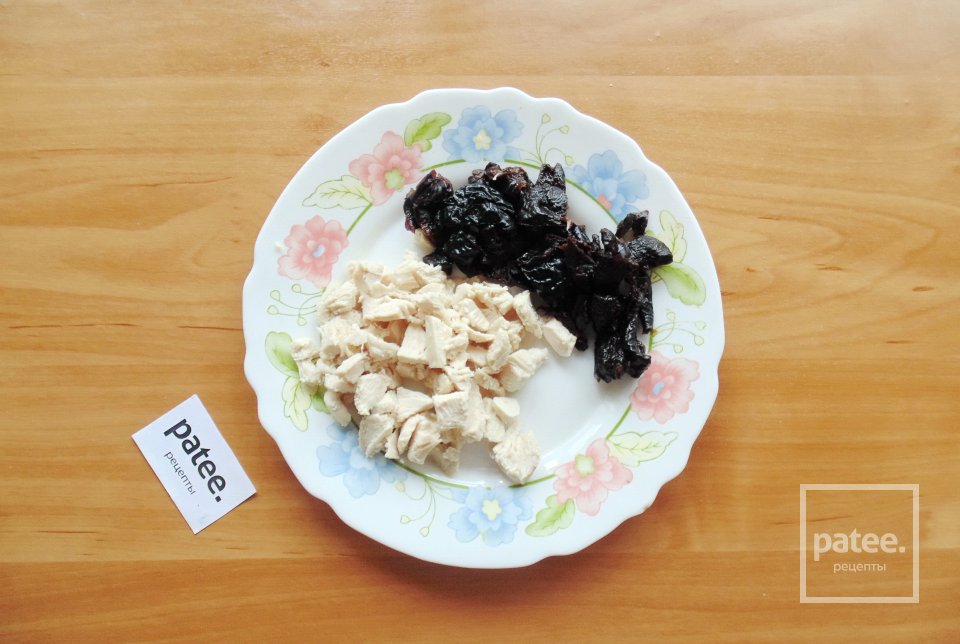 Салат с курицей, черносливом и грибами - Шаг 4