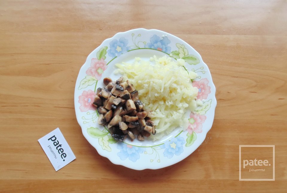 Салат с курицей, черносливом и грибами - Шаг 5