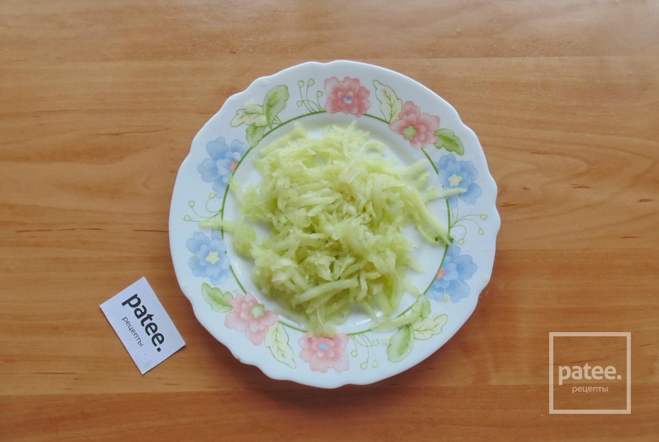 Салат с курицей, черносливом и грибами - Шаг 7