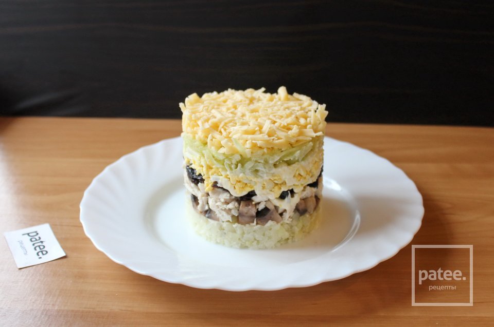 Салат с курицей, черносливом и грибами - Шаг 8