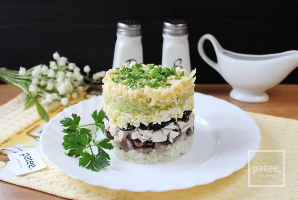 Салат с курицей, черносливом и грибами - Шаг 9