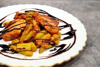 Свинина с помидорами и спаржей