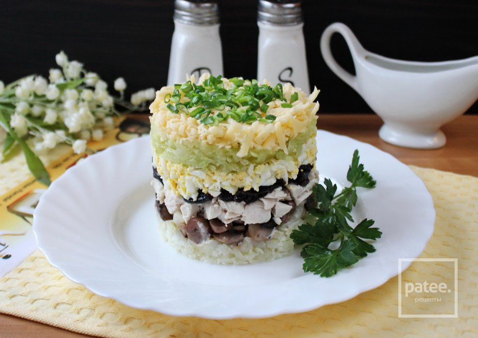 Салат с курицей, черносливом и грибами - Шаг 10