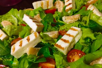 Салат с жареным сыром и мандаринами.