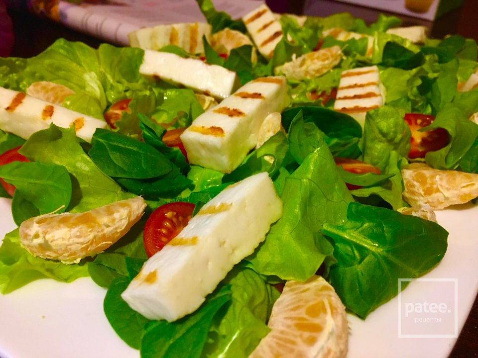 Салат с жареным сыром и мандаринами. - Шаг 5