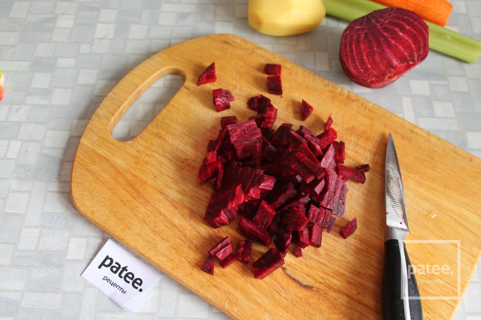 Борщ с говядиной на косточке и сельдереем - Шаг 4