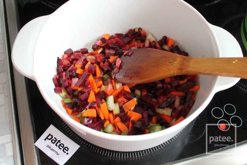 Борщ с говядиной на косточке и сельдереем - Шаг 10