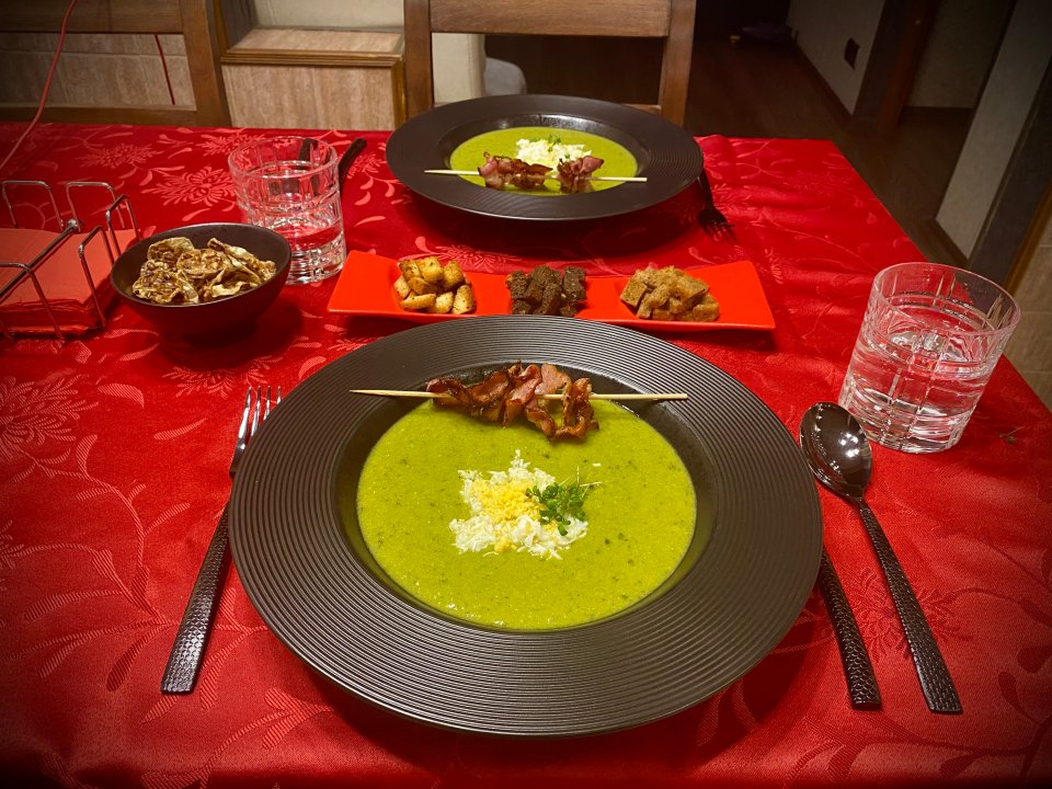 Крем-суп из зелёного горошка с зеленью