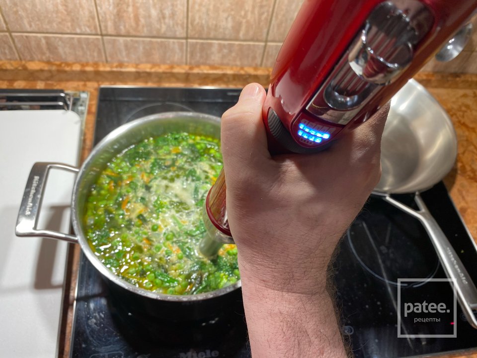 Крем-суп из зелёного горошка с зеленью - Шаг 11