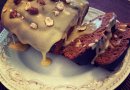 Шоколадный кекс с грушей и карамелью