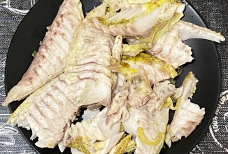 Дорадо запечённая в фольге на луковой подушке