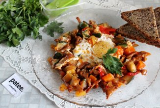 Шакшука со свежемороженным цуккини и лисичками