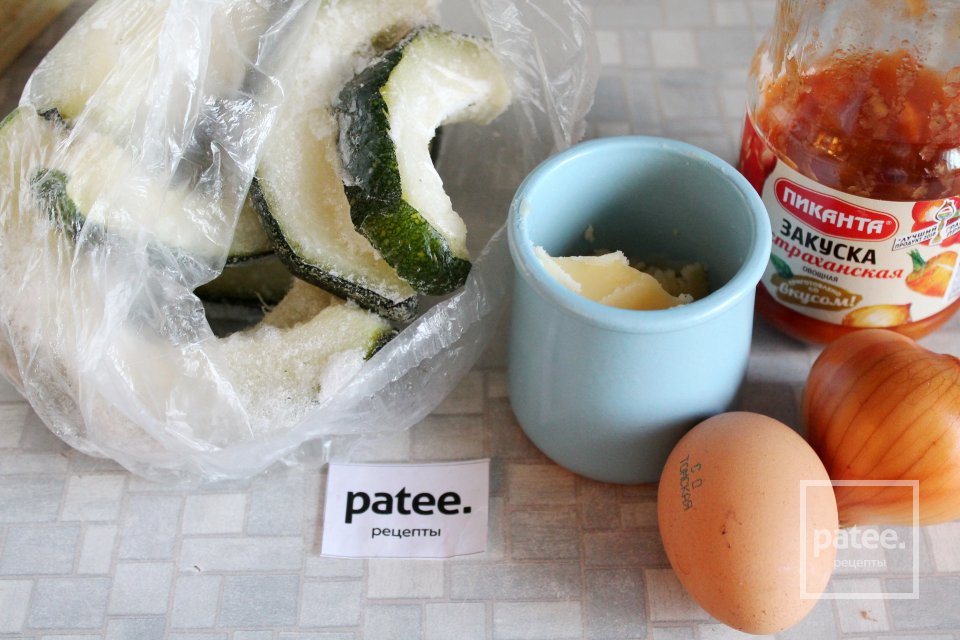 Шакшука со свежемороженным цуккини и лисичками - Шаг 1