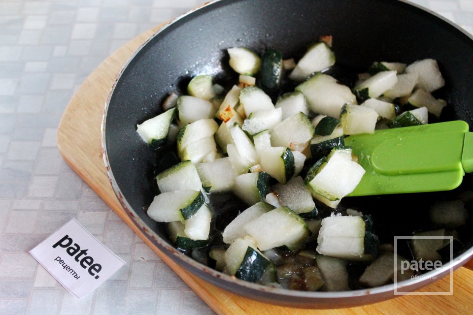 Шакшука со свежемороженным цуккини и лисичками - Шаг 7