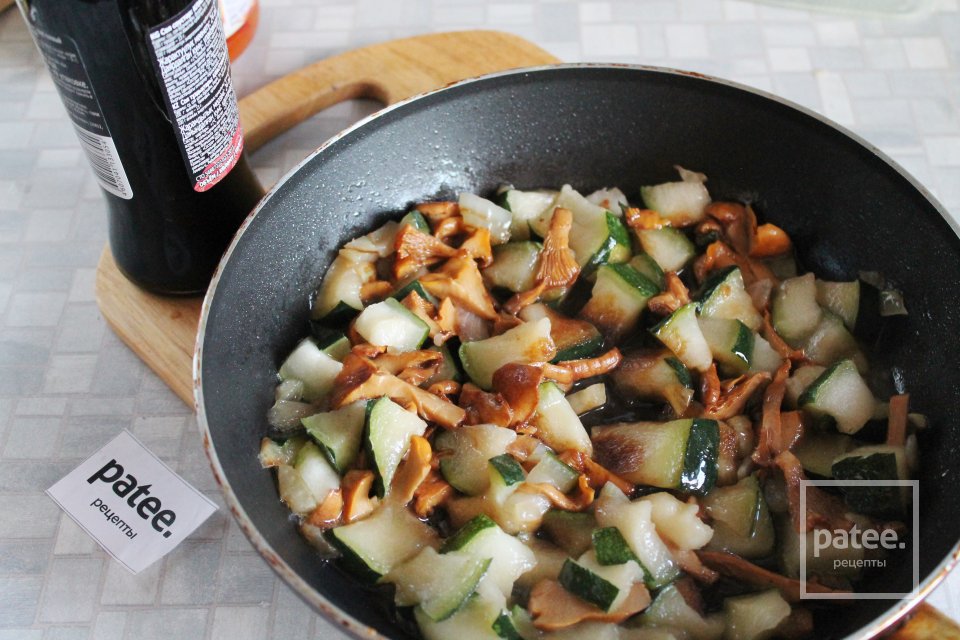 Шакшука со свежемороженным цуккини и лисичками - Шаг 9