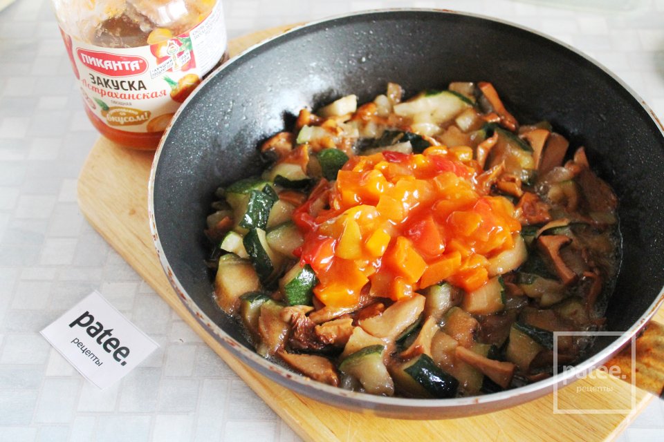 Шакшука со свежемороженным цуккини и лисичками - Шаг 10
