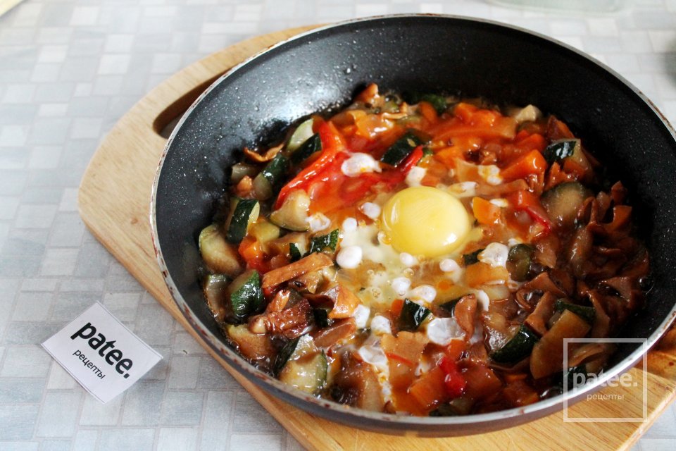 Шакшука со свежемороженным цуккини и лисичками - Шаг 11