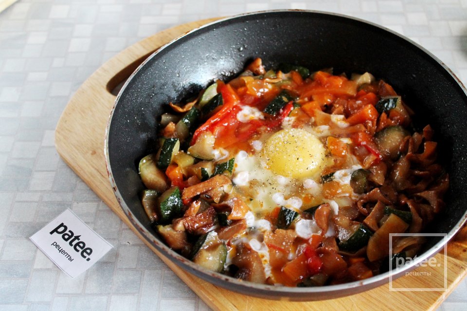 Шакшука со свежемороженным цуккини и лисичками - Шаг 12