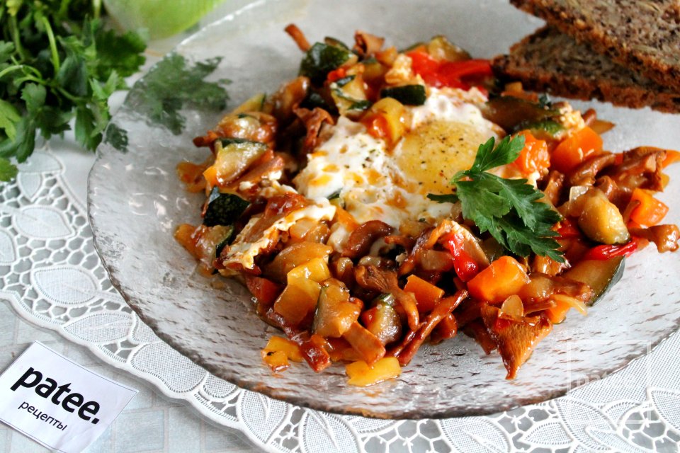 Шакшука со свежемороженным цуккини и лисичками - Шаг 14