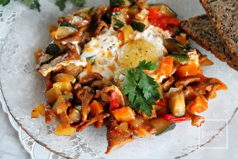 Шакшука со свежемороженным цуккини и лисичками - Шаг 15