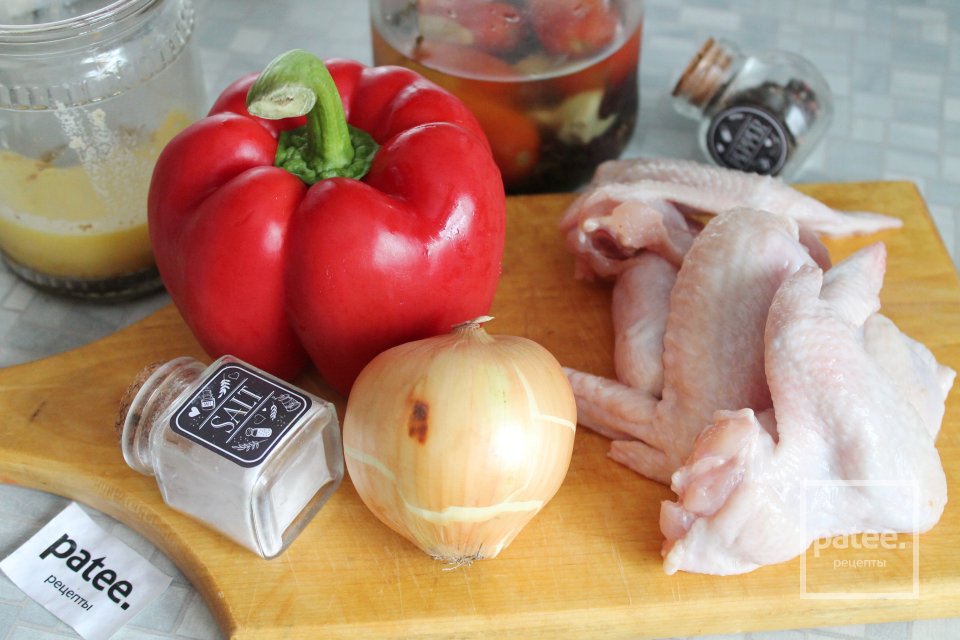 Куриные крылья со сладким перцем в духовке - Шаг 1