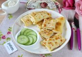 Блинчики с курицей, яйцами и жареным луком