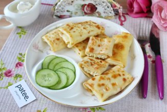 Блинчики с курицей, яйцами и жареным луком