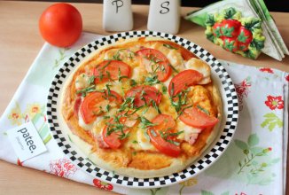 Пицца с ветчиной и двумя видами сыра