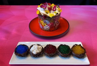 Кулич с цветами и фруктовой икрой