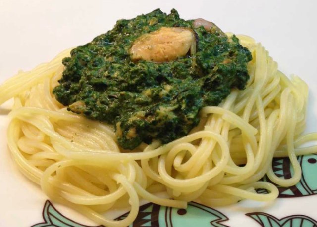 Спагетти с соусом из шпината и тунца