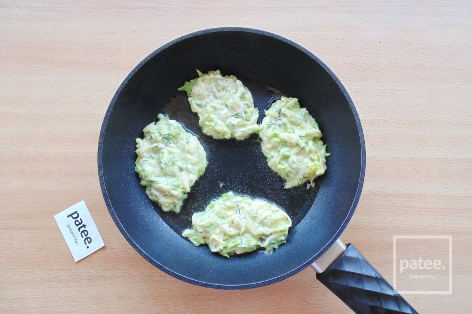 Оладьи из кабачка и молодой пекинской капусты - Шаг 9