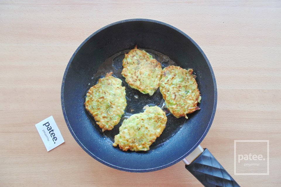Оладьи из кабачка и молодой пекинской капусты - Шаг 10
