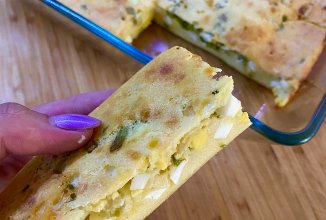 Заливной пирог с луком и яйцами.