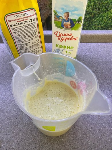 Заливной пирог с луком и яйцами. - Шаг 1