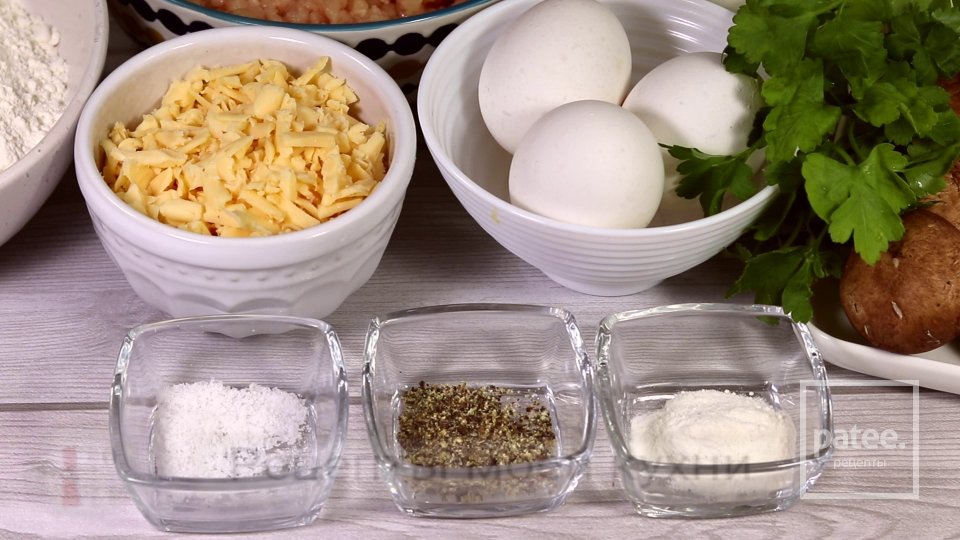 Заливной пирог с курицей и грибами - Шаг 1