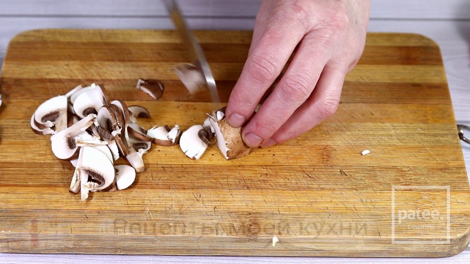 Заливной пирог с курицей и грибами - Шаг 2